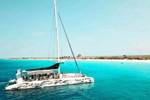 Klein-Curacao-with-Catamaran-BlueFinn